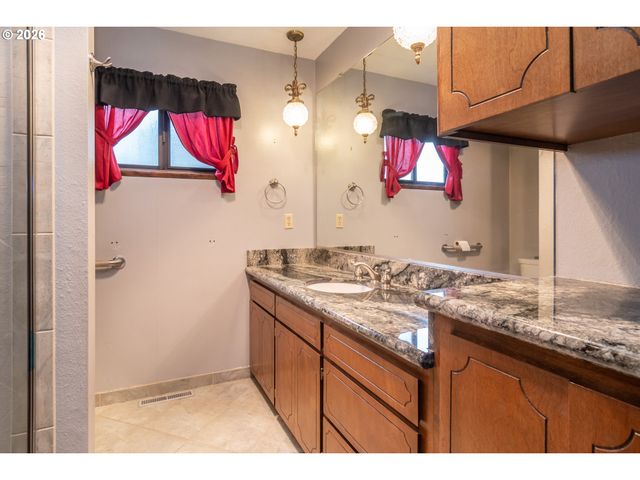 1834 Nw FINCH Ct, Roseburg, OR 97471