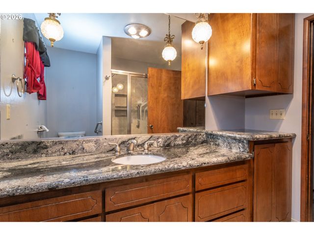 1834 Nw FINCH Ct, Roseburg, OR 97471