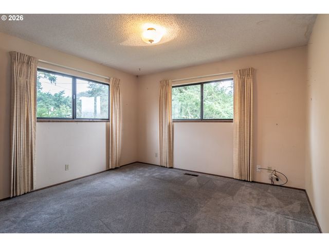 1834 Nw FINCH Ct, Roseburg, OR 97471