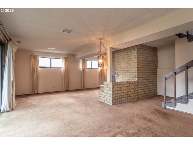 1834 Nw FINCH Ct, Roseburg, OR 97471