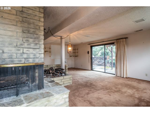 1834 Nw FINCH Ct, Roseburg, OR 97471