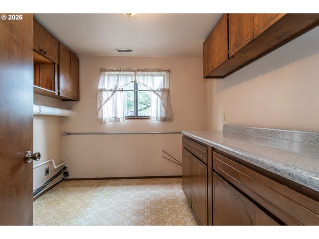 1834 Nw FINCH Ct, Roseburg, OR 97471