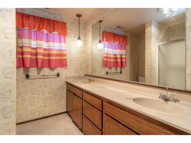 1834 Nw FINCH Ct, Roseburg, OR 97471