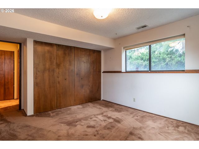 1834 Nw FINCH Ct, Roseburg, OR 97471