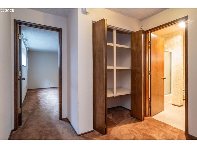 1834 Nw FINCH Ct, Roseburg, OR 97471