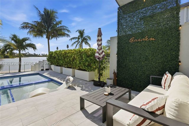 226 SW 180th Ave, Pembroke Pines, FL 33029