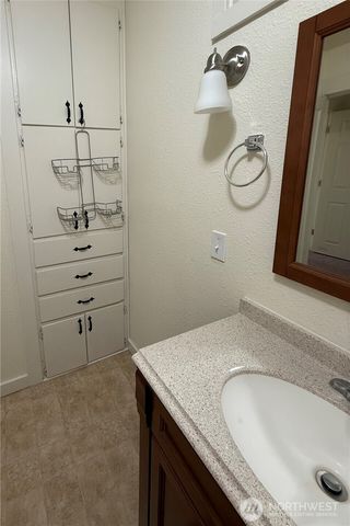 1019 Duryea Street, Raymond, WA 98577