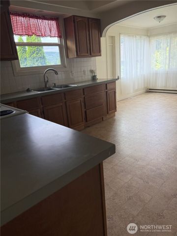 1019 Duryea Street, Raymond, WA 98577