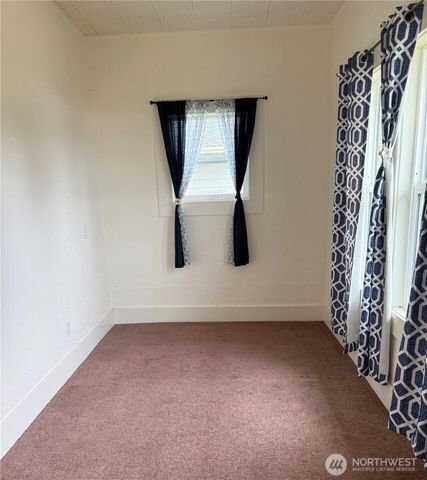 1019 Duryea Street, Raymond, WA 98577