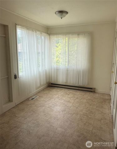 1019 Duryea Street, Raymond, WA 98577