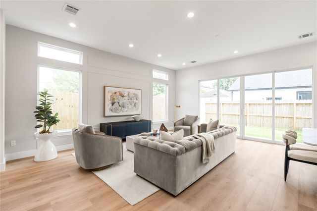214 E 32nd Street A, Houston, TX 77018