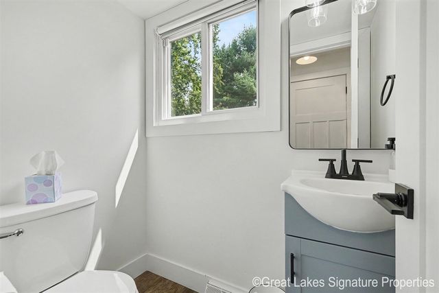 8282 Courtland Drive, Rockford, MI 49341