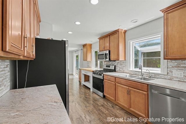 8282 Courtland Drive, Rockford, MI 49341