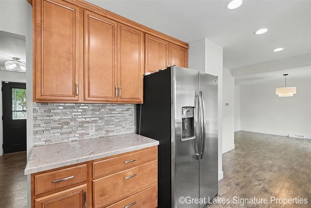 8282 Courtland Drive, Rockford, MI 49341