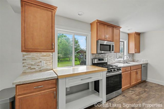 8282 Courtland Drive, Rockford, MI 49341