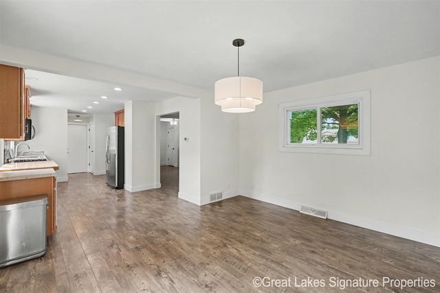 8282 Courtland Drive, Rockford, MI 49341