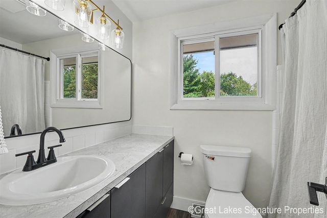 8282 Courtland Drive, Rockford, MI 49341