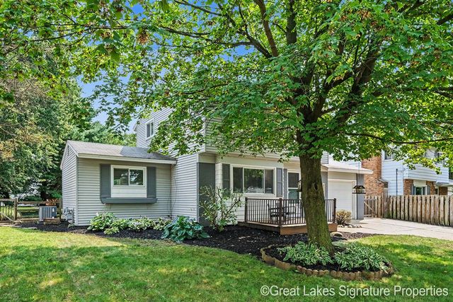 8282 Courtland Drive, Rockford, MI 49341