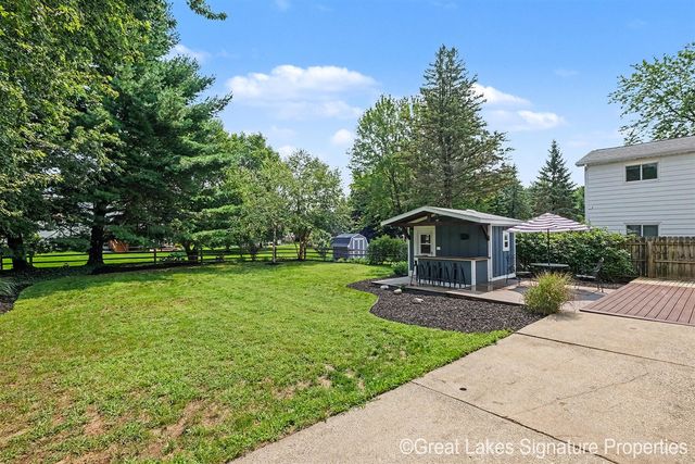 8282 Courtland Drive, Rockford, MI 49341