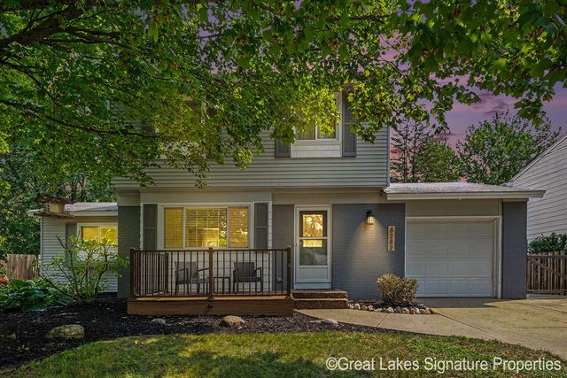 8282 Courtland Drive, Rockford, MI 49341