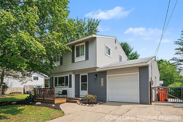 8282 Courtland Drive, Rockford, MI 49341