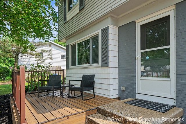 8282 Courtland Drive, Rockford, MI 49341