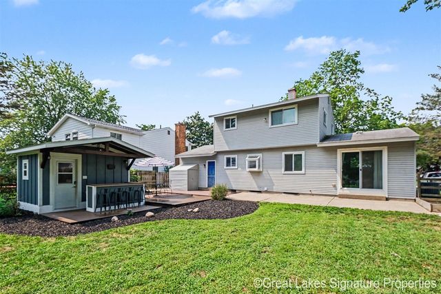 8282 Courtland Drive, Rockford, MI 49341