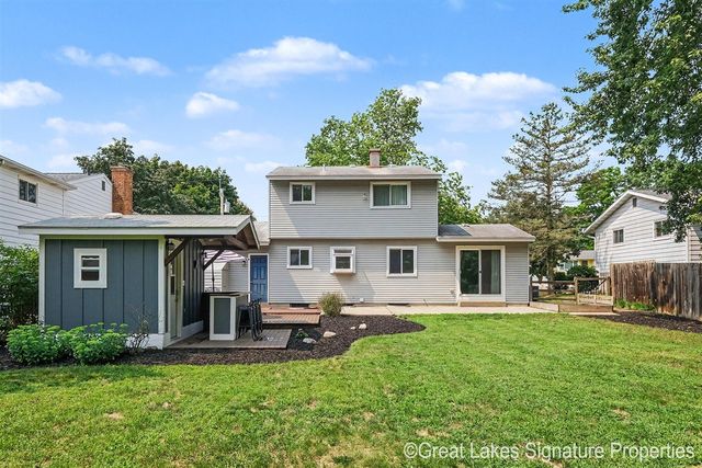 8282 Courtland Drive, Rockford, MI 49341