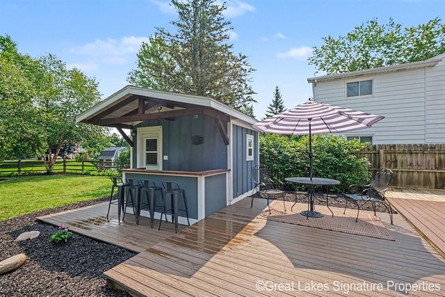 8282 Courtland Drive, Rockford, MI 49341