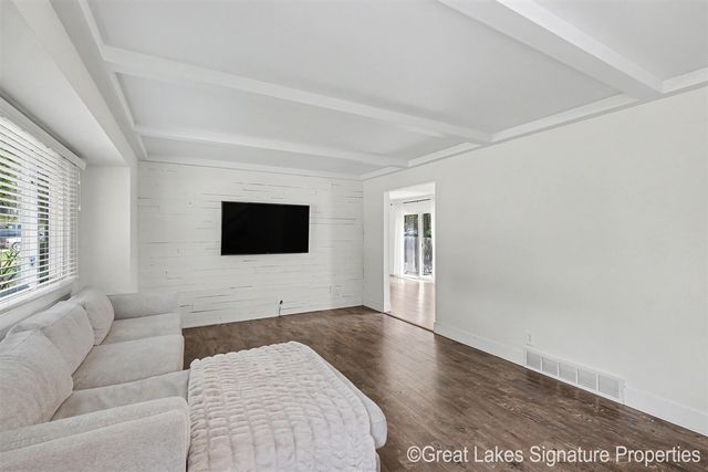 8282 Courtland Drive, Rockford, MI 49341