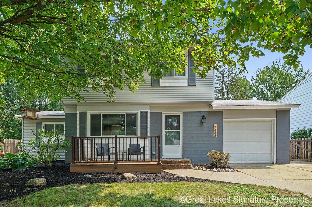 8282 Courtland Drive, Rockford, MI 49341