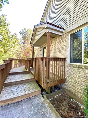 1099 Old Leake Court, Holly, MI 48442