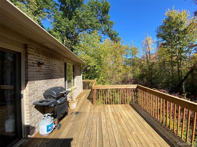 1099 Old Leake Court, Holly, MI 48442