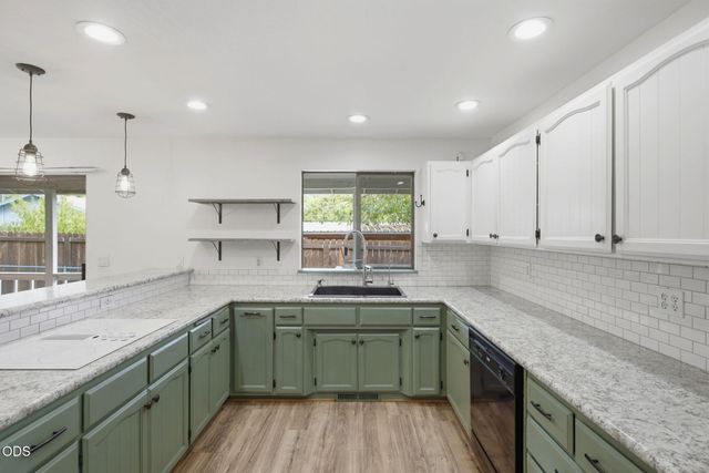 851 NE 10th Street, Grants Pass, OR 97526