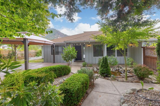 851 NE 10th Street, Grants Pass, OR 97526