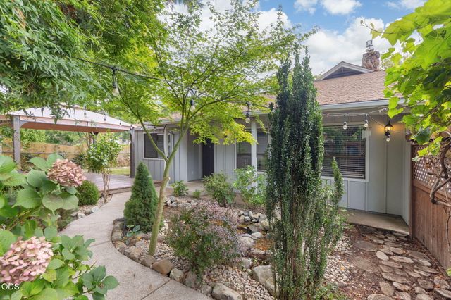 851 NE 10th Street, Grants Pass, OR 97526