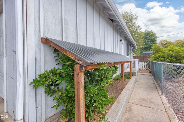 851 NE 10th Street, Grants Pass, OR 97526