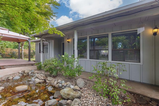 851 NE 10th Street, Grants Pass, OR 97526