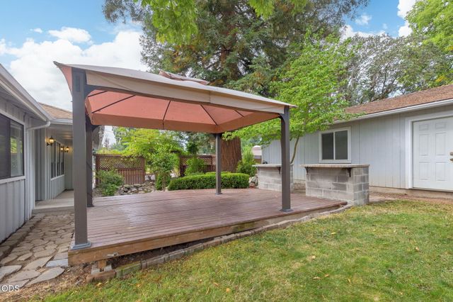 851 NE 10th Street, Grants Pass, OR 97526