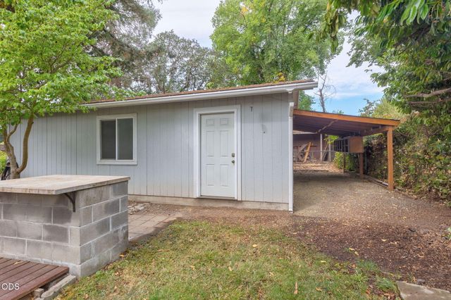 851 NE 10th Street, Grants Pass, OR 97526
