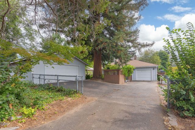 851 NE 10th Street, Grants Pass, OR 97526