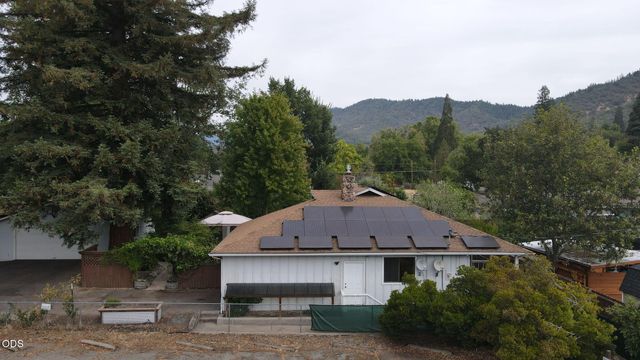 851 NE 10th Street, Grants Pass, OR 97526