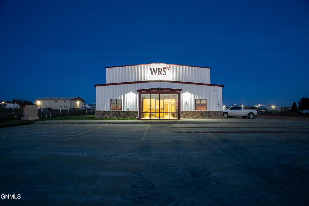 860 35th Avenue E, Dickinson, ND 58601 photo 3