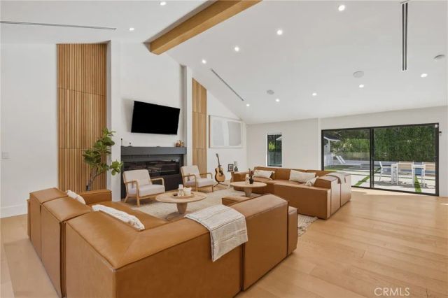 4830 Winnetka Avenue, Woodland Hills, CA 91364