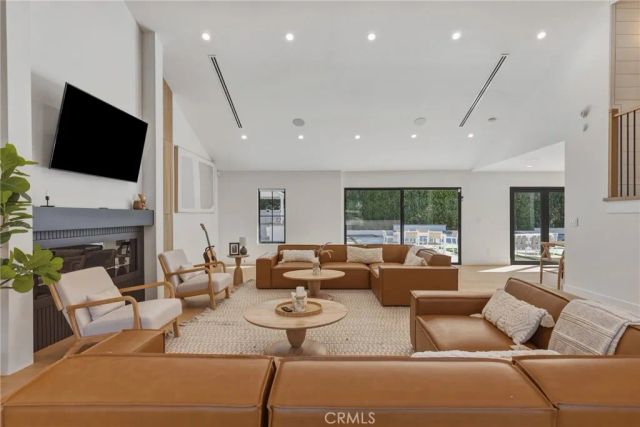 4830 Winnetka Avenue, Woodland Hills, CA 91364