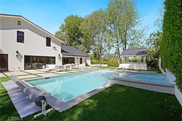 4830 Winnetka Avenue, Woodland Hills, CA 91364