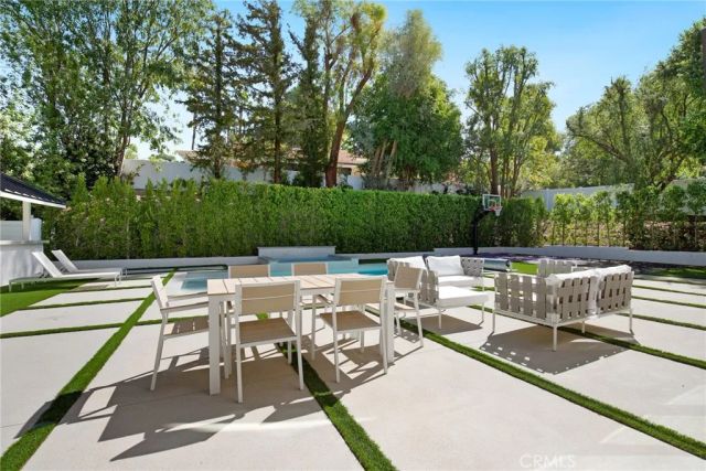 4830 Winnetka Avenue, Woodland Hills, CA 91364