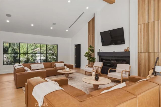 4830 Winnetka Avenue, Woodland Hills, CA 91364