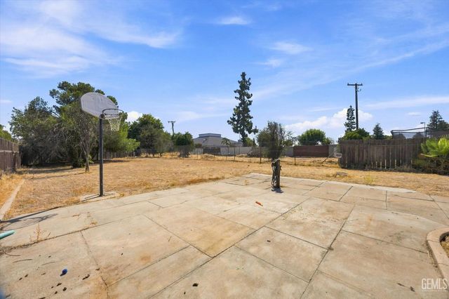 1609 El Ralfo Drive, Bakersfield, CA 93304