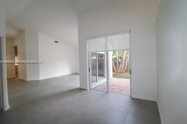 10889 NW 58th Ter, Doral, FL 33178